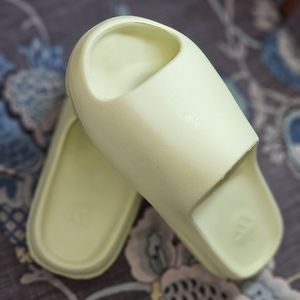 ADIDAS YEEZY Slides  'GLOW GREEN' Men’s Sz 8.5